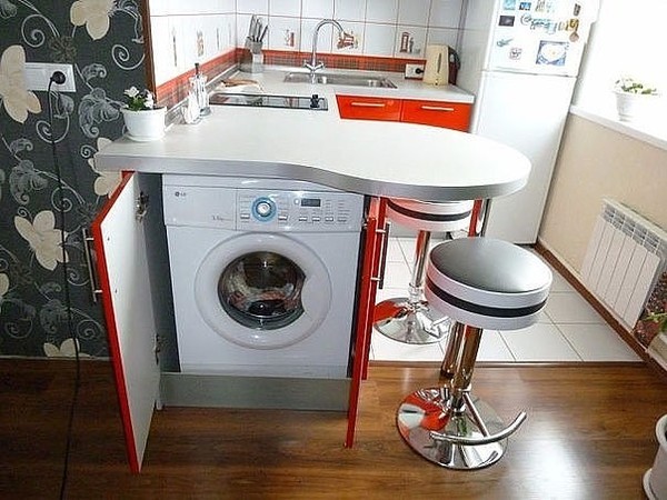 Стиральная машинка на кухне.